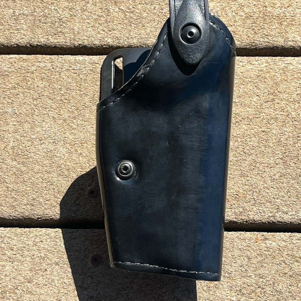 SAFARILAND HIGH GLOSS HOLSTER. RIGHT HAND 6280-77 SIG P220-P226